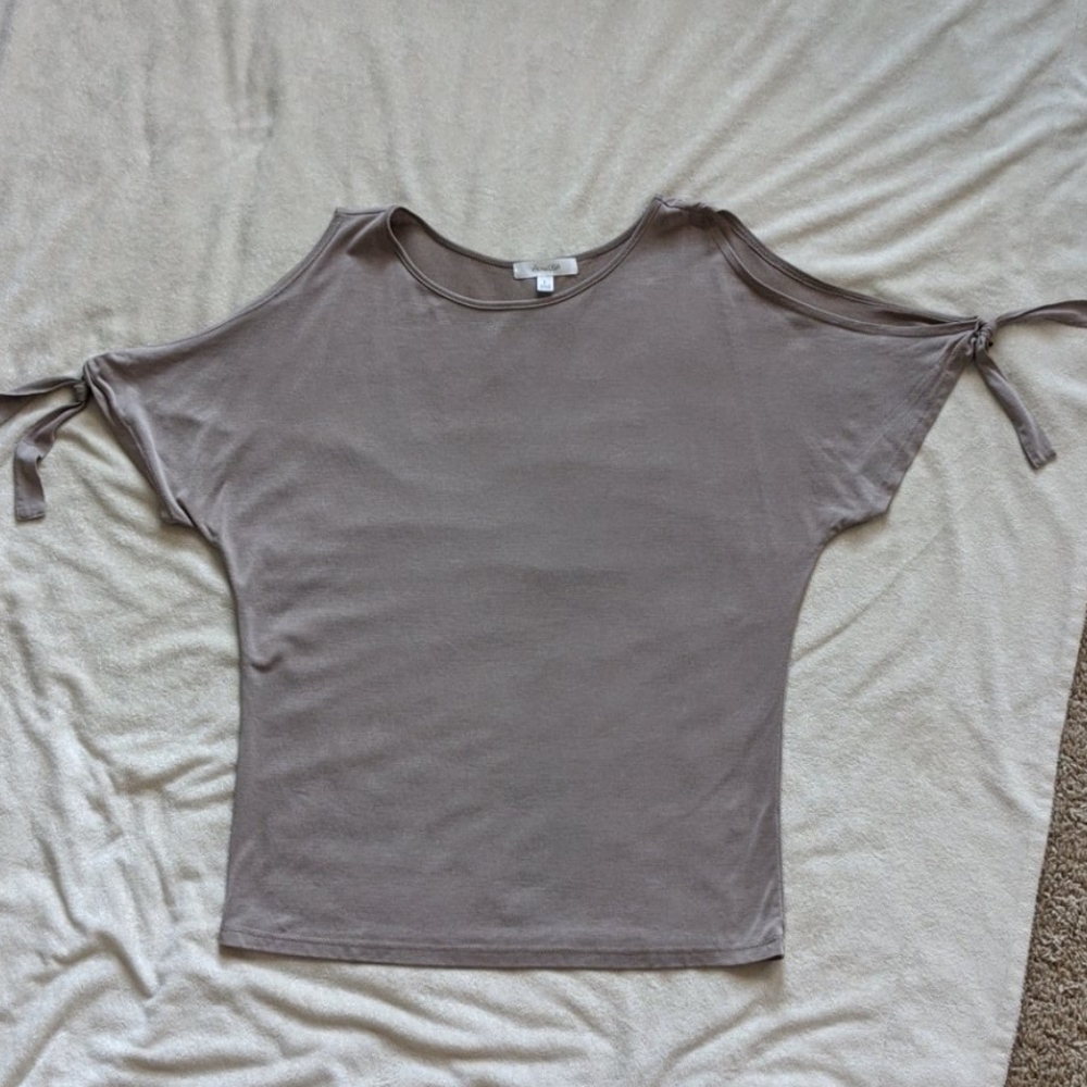 Junior's cold shoulder top